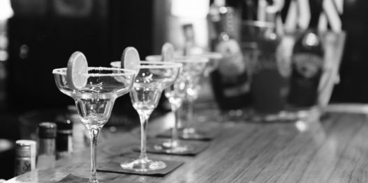 alcohol-bar-black-and-white-4295-825x550